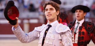 Larios dando la vuelta al anillo de Las Ventas. (FOTO:Juan Pelegrín/Las-Ventas.com)